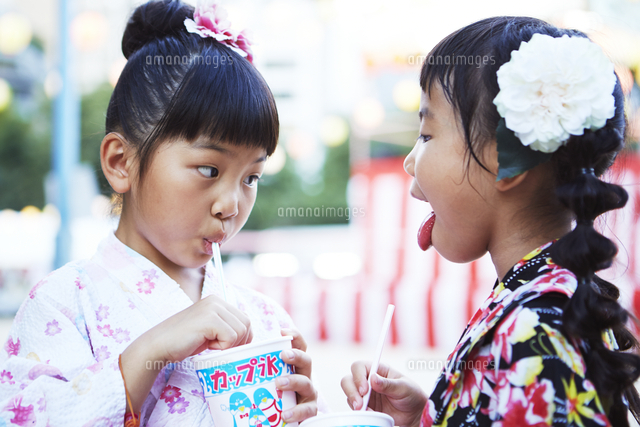 かき氷で舌の色が変わってるかを見せる浴衣姿の女の子 の写真素材 イラスト素材 アマナイメージズ
