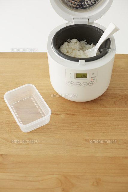 空のタッパーと白ご飯が入った炊飯器 の写真素材 イラスト素材 アマナイメージズ