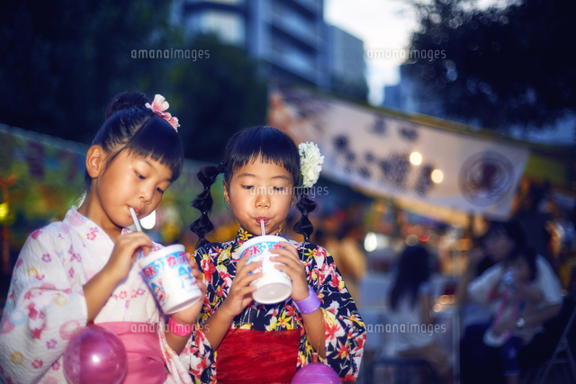 溶けたかき氷をストローで飲む浴衣姿の女の子 の写真素材 イラスト素材 アマナイメージズ