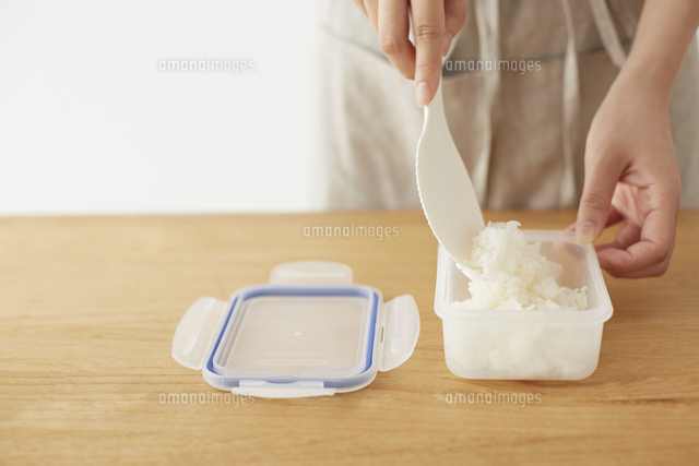 白ご飯をタッパーに詰める女性 の写真素材 イラスト素材 アマナイメージズ
