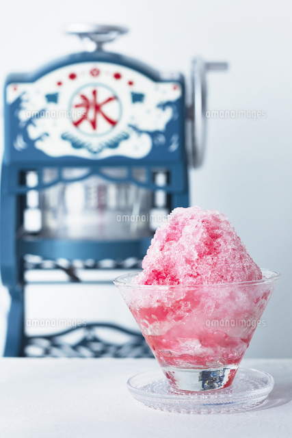かき氷機とガラスの器に入った赤いかき氷 の写真素材 イラスト素材 アマナイメージズ