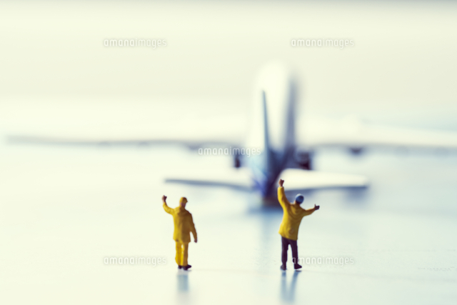 ミニチュアの飛行機と働く人々 の写真素材 イラスト素材 アマナイメージズ