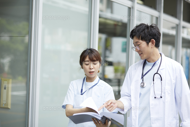 ファイルを見て話す医師と看護師 の写真素材 イラスト素材 アマナイメージズ
