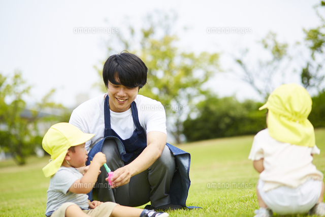 公園で遊ぶ子供達と笑顔の保育士 の写真素材 イラスト素材 アマナイメージズ