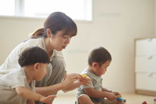 保育園で遊ぶ子供達と保育士 の写真素材 イラスト素材 アマナイメージズ