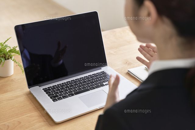 パソコンでオンライン面接をする女子の就活生 の写真素材 イラスト素材 アマナイメージズ