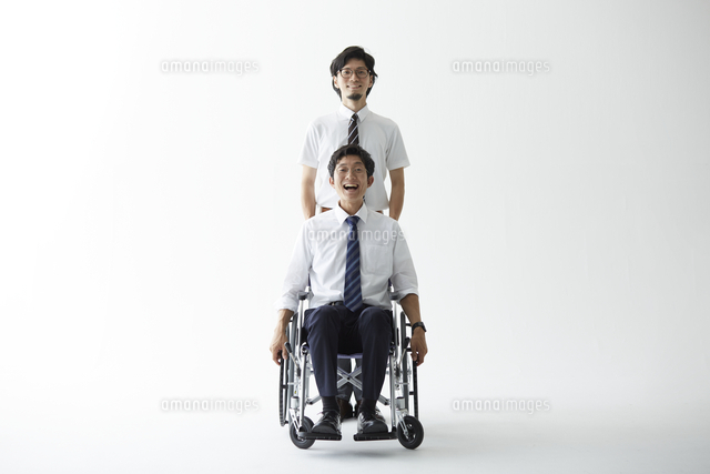 スーツを着て車椅子に乗る男性と立つ男性 の写真素材 イラスト素材 アマナイメージズ