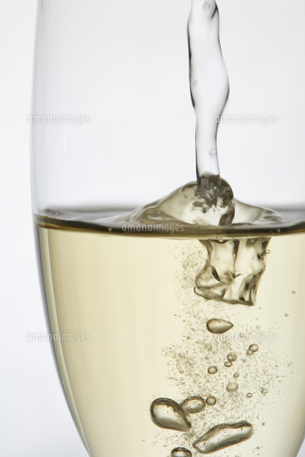 シャンパングラスの泡 の写真素材 イラスト素材 アマナイメージズ