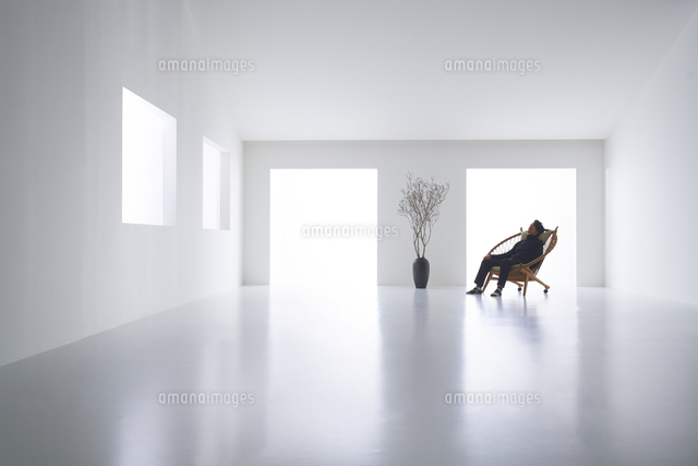白い空間の中にある男性が座っている椅子 の写真素材 イラスト素材 アマナイメージズ 白い空間の中にある男性が座っている椅子 の写真素材 イラスト素材 アマナイメージズ