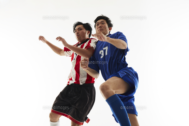 ヘディングで競り合うサッカー選手 の写真素材 イラスト素材 アマナイメージズ