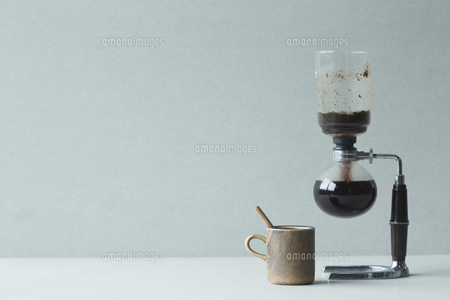 サイフォンとコーヒーカップ の写真素材 イラスト素材 アマナイメージズ