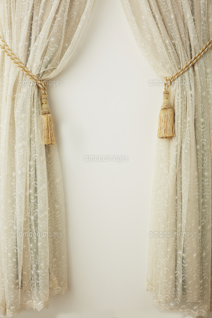 タッセルで束ねられたベージュの布とレース の写真素材 イラスト素材 アマナイメージズ
