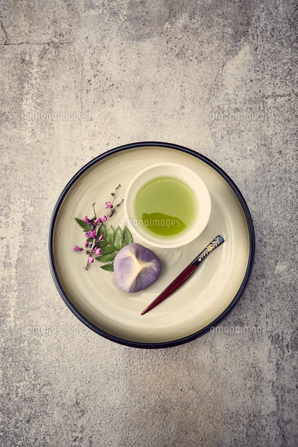 丸い皿に置かれたお茶と和菓子 の写真素材 イラスト素材 アマナイメージズ