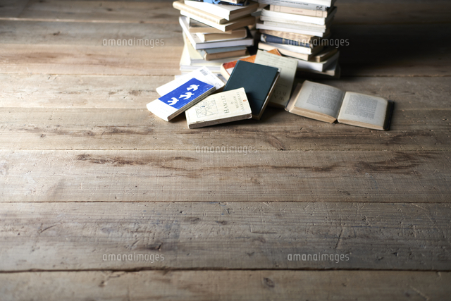 床に山積みにされた本 の写真素材 イラスト素材 アマナイメージズ