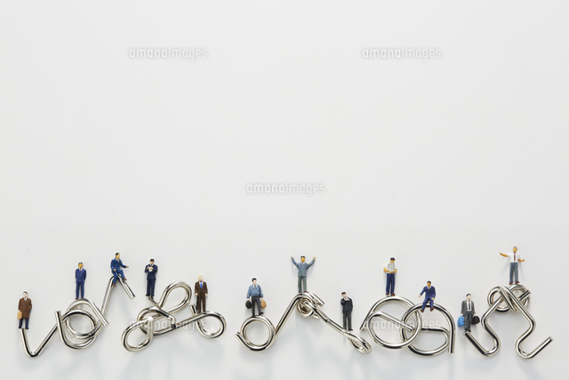 ビジネスマンのミニチュアと知恵の輪 の写真素材 イラスト素材 アマナイメージズ