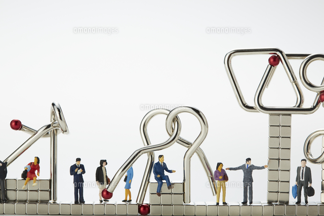 ミニチュア人形とマグネットキューブと知恵の輪 の写真素材 イラスト素材 アマナイメージズ