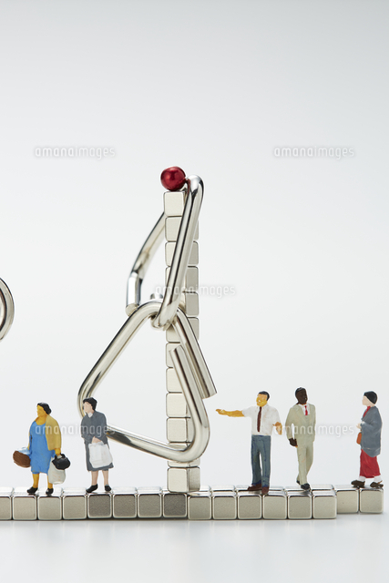 ミニチュア人形とマグネットキューブと知恵の輪 の写真素材 イラスト素材 アマナイメージズ