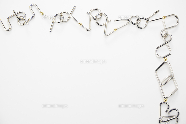 並べられた繋がった知恵の輪 の写真素材 イラスト素材 アマナイメージズ