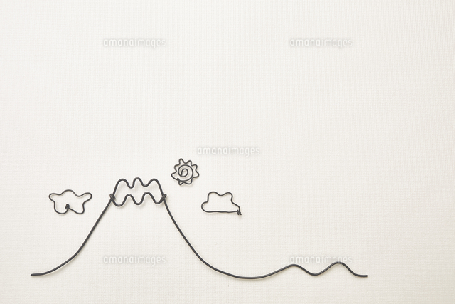 黒い針金で作った富士山と太陽と雲 の写真素材 イラスト素材 アマナイメージズ