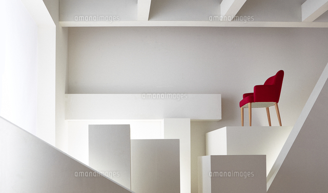 幻想的な白い空間と幾何学的な造形物に赤い椅子 の写真素材 イラスト素材 アマナイメージズ