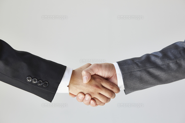 握手をする二人のビジネスマン の写真素材 イラスト素材 アマナイメージズ