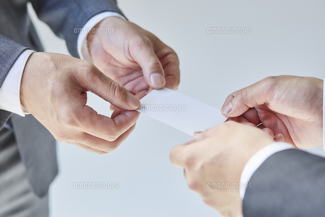 名刺交換をする二人のビジネスマン の写真素材 イラスト素材 アマナイメージズ