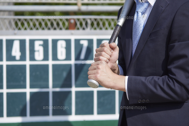 バットを握りしめるスーツ姿の女性の手元 の写真素材 イラスト素材 アマナイメージズ バットを握りしめるスーツ姿の女性の手元 の写真素材 イラスト素材 アマナイメージズ