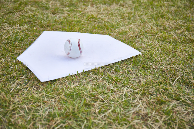 芝生の上のホームベースと野球ボール の写真素材 イラスト素材 アマナイメージズ