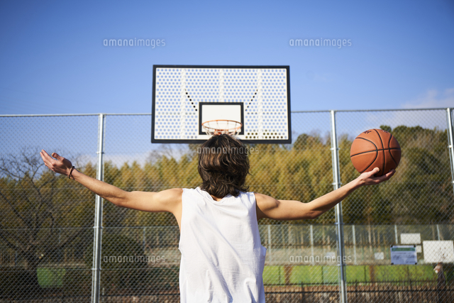 ゴール前で両手を広げるボールを持った男性 の写真素材 イラスト素材 アマナイメージズ