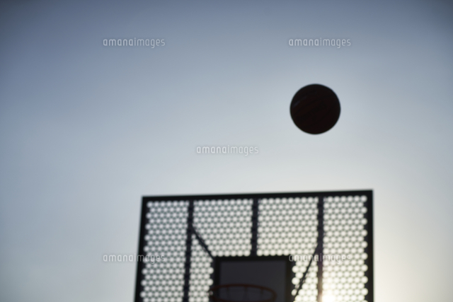 シュートされるボールとゴールのシルエット の写真素材 イラスト素材 アマナイメージズ シュートされるボールとゴールのシルエット の写真素材 イラスト素材 アマナイメージズ