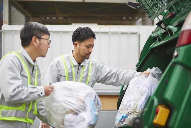 パッカー車とゴミ収集をする男性の作業員 の写真素材 イラスト素材 アマナイメージズ