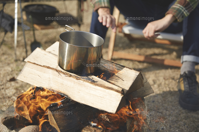 焚き火でお湯を沸かす男性 の写真素材 イラスト素材 アマナイメージズ