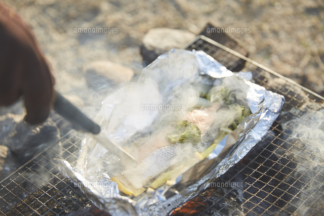 ホイル焼きのアルミホイルを開く の写真素材 イラスト素材 アマナイメージズ