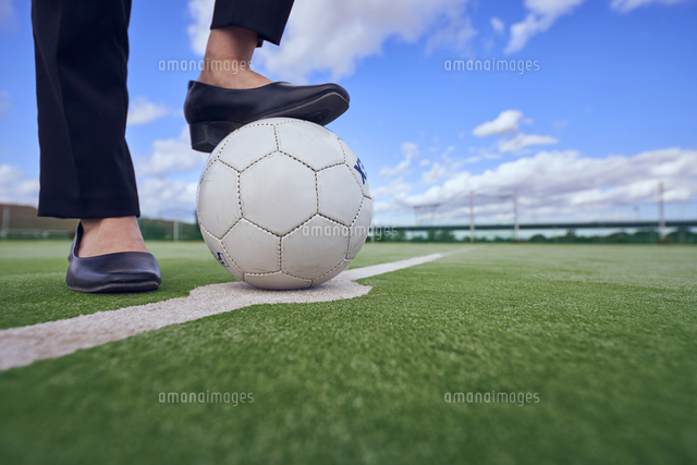 サッカーボールを足で押さえるolの足元 の写真素材 イラスト素材 アマナイメージズ