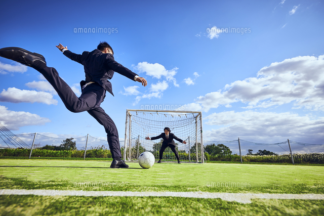 シュートをするサラリーマン の写真素材 イラスト素材 アマナイメージズ シュートをするサラリーマン の写真素材 イラスト素材 アマナイメージズ