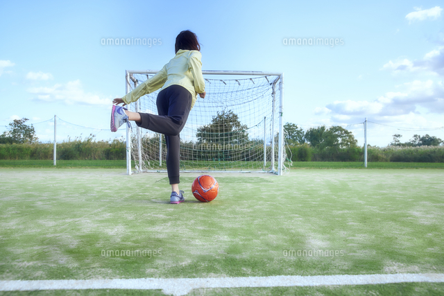 シュートをする女子サッカープレイヤー の写真素材 イラスト素材 アマナイメージズ シュートをする女子サッカープレイヤー の写真素材 イラスト素材 アマナイメージズ