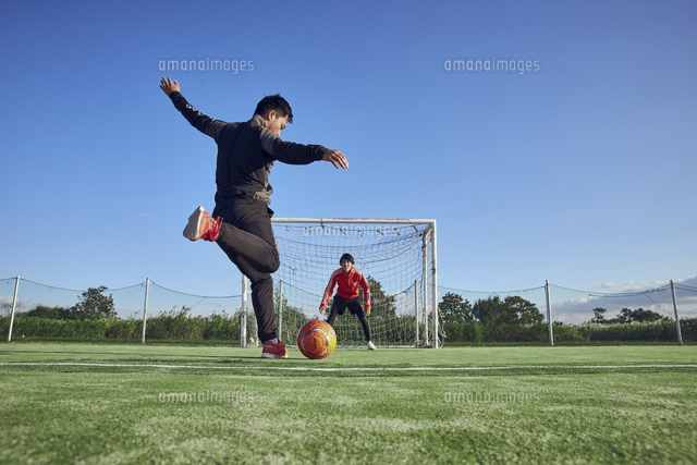 シュートをする選手 の写真素材 イラスト素材 アマナイメージズ