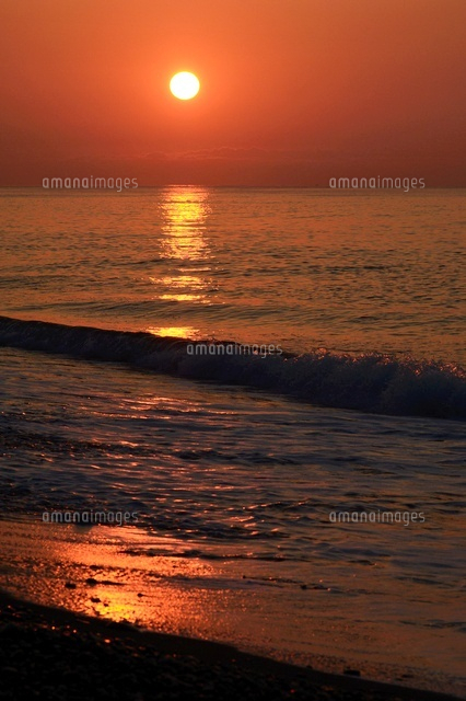 海からの日の出 の写真素材 イラスト素材 アマナイメージズ
