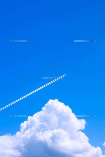 青空と入道雲と飛行機雲 の写真素材 イラスト素材 アマナイメージズ