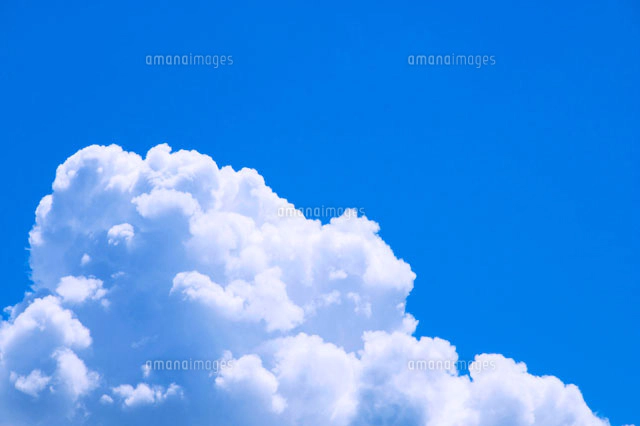 青空と入道雲と飛行機雲[10185000013]の写真・イラスト素材｜アマナ