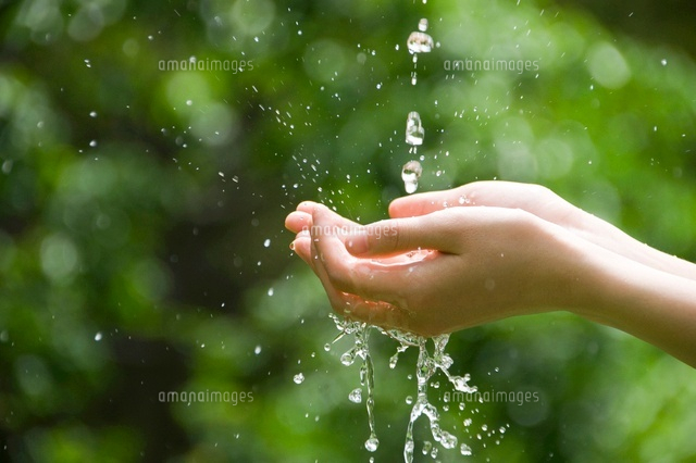 水を受ける手 の写真素材 イラスト素材 アマナイメージズ
