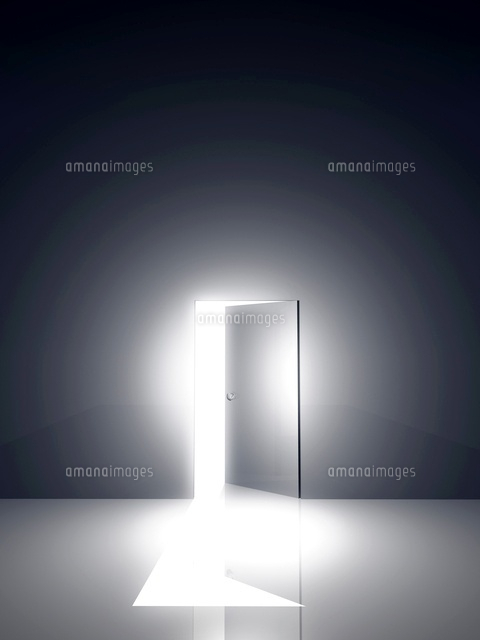 光が差し込むドア の写真素材 イラスト素材 アマナイメージズ