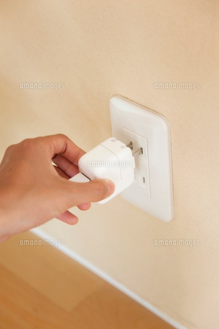 コンセントからプラグを抜く手のアップ の写真素材 イラスト素材 アマナイメージズ