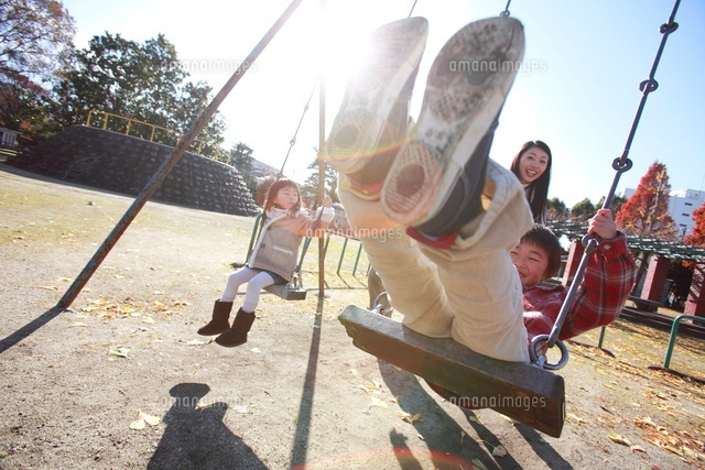 冬の公園ブランコで遊ぶ幼い兄妹 の写真素材 イラスト素材 アマナイメージズ