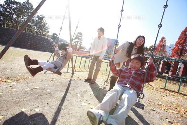 冬の公園ブランコで遊ぶ幼い兄妹 の写真素材 イラスト素材 アマナイメージズ