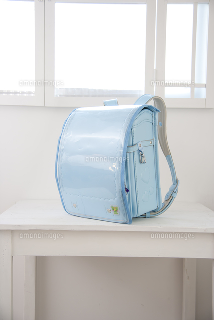 水色のランドセル の写真素材 イラスト素材 アマナイメージズ