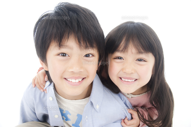 幼い兄妹ポートレート[10186005604]の写真・イラスト素材｜アマナ 
