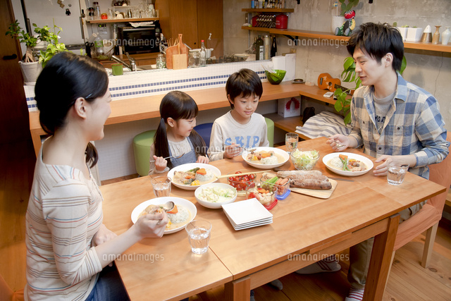 夕食を楽しむ4人家族 の写真素材 イラスト素材 アマナイメージズ 夕食を楽しむ4人家族 の写真素材 イラスト素材 アマナイメージズ