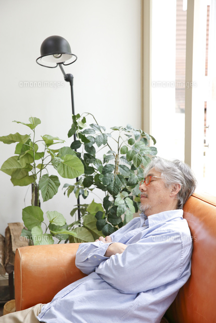 ソファでうたた寝をするミドル男性 の写真素材 イラスト素材 アマナイメージズ