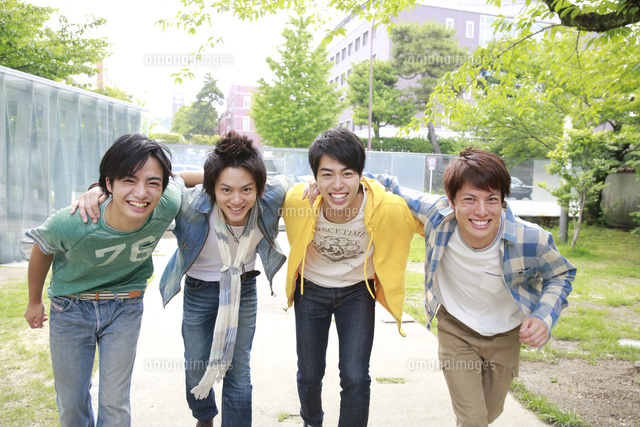 肩組をする4人の大学生 の写真素材 イラスト素材 アマナイメージズ